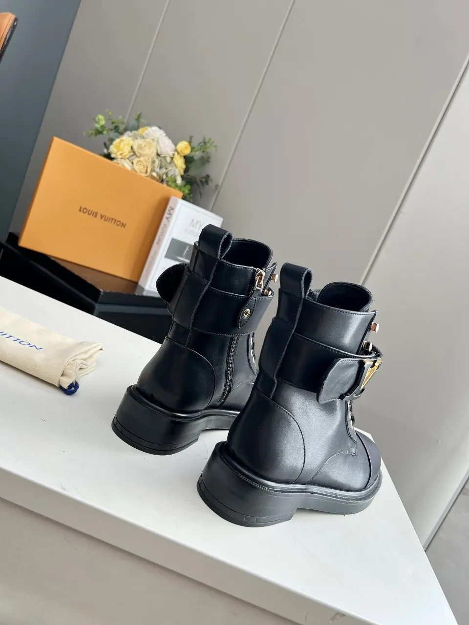 👟👟Ex-factory price 520👟👟 The cabinet is in sync with the high-end product quality of LV and Louis Vuitton. It is a hot model that has been out of stock many times through purchasing. The upper is hollow and carved, and it is dazzling. The fabric is made of imported calfskin. Sheepskin lining, sheepskin foot pads, original molded outsole. It looks great on your feet and is super cool! The real thing is more beautiful. Sizes 35-40 and 41 can be customized, new colors will be updated gradually